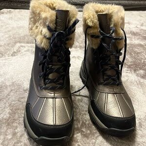 Woman booths by Clark taupe fur top size 11 strings